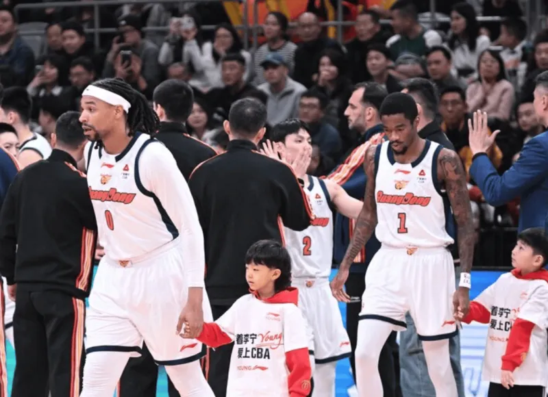 萨林杰半场7中1得到2分5篮板，萨姆纳6中1得到3分3篮板